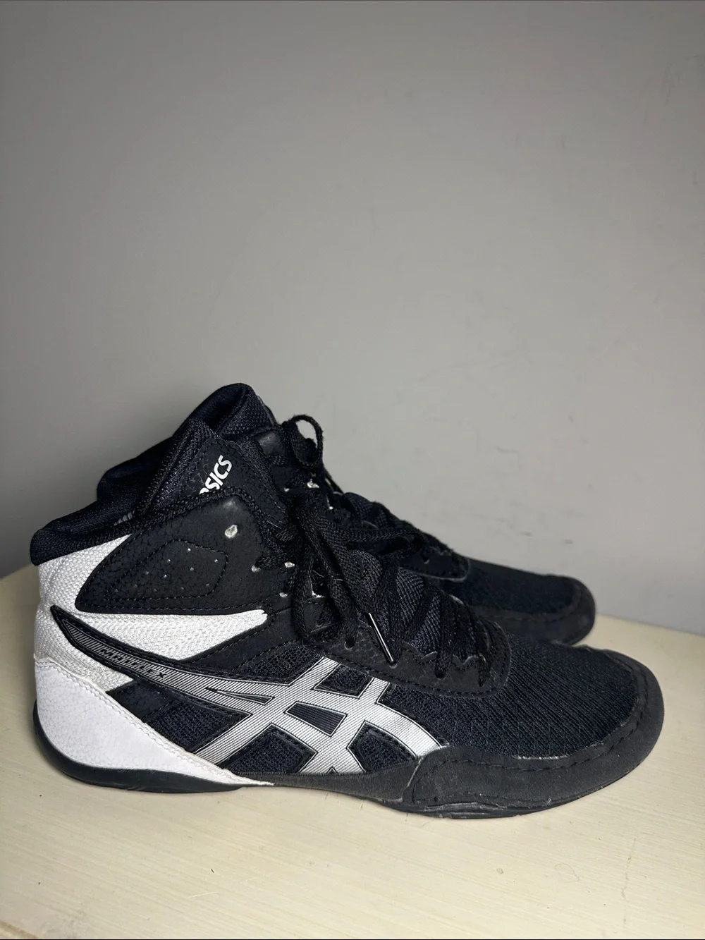 ASICS Matflex 6 Black and silver White High-Top Wrestling Sneakers